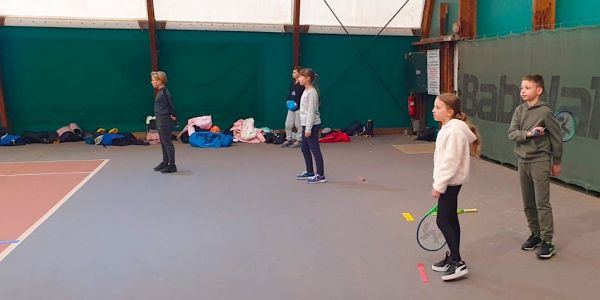 UNE CLASSE DE CM1/CM2 DU GROUPE SCOLAIRE SCHUMAN À L’OPEN DE TENNIS