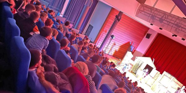 SPECTACLE DE NOËL AUX ENFANTS DE NOS ÉCOLES