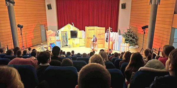 SPECTACLE DE NOËL AUX ENFANTS DE NOS ÉCOLES