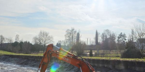 CIEL OUVERT SUR LE LIT DU CANAL