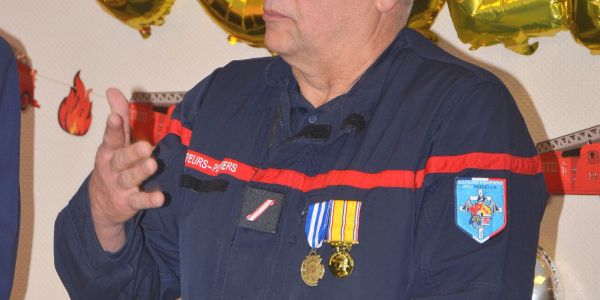 Le sergent honoraire Sepp pose son casque de pompier