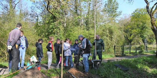 Semer l'Avenir : Les Enfants de Rech Plantent le Chemin vers la Nature