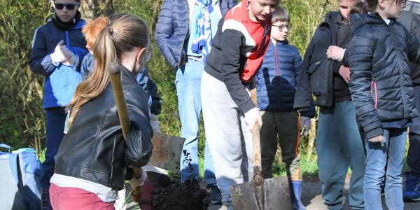 Semer l'Avenir : Les Enfants de Rech Plantent le Chemin vers la Nature