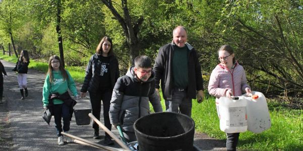 Semer l'Avenir : Les Enfants de Rech Plantent le Chemin vers la Nature