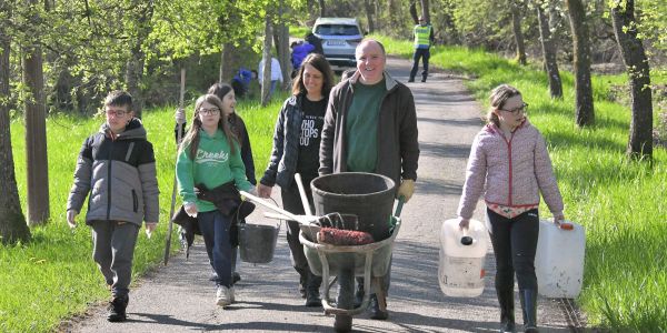 Semer l'Avenir : Les Enfants de Rech Plantent le Chemin vers la Nature