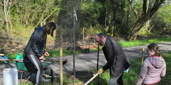 Semer l'Avenir : Les Enfants de Rech Plantent le Chemin vers la Nature