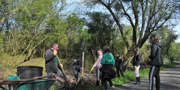 Semer l'Avenir : Les Enfants de Rech Plantent le Chemin vers la Nature