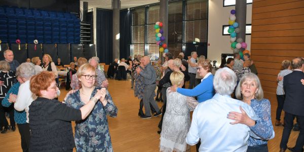 UN THÉ DANSANT INTERGÉNÉRATIONNEL PLACÉ SOUS LE SIGNE DE LA JOIE ET DE LA CONVIVIALITÉ