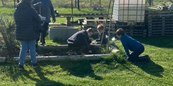 Les écoliers de Rech cultivent l’avenir au jardin partagé