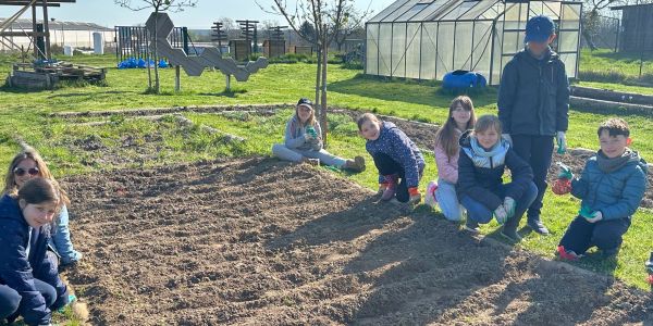 Les écoliers de Rech cultivent l’avenir au jardin partagé