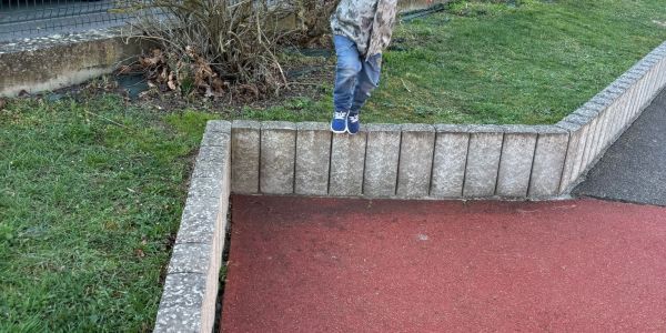 CHASSE AUX OEUFS POUR LES ÉLÈVES DE PETITE SECTION DE LA CLASSE DE MME KRATZ DU GROUPE SCOLAIRE SCHUMAN