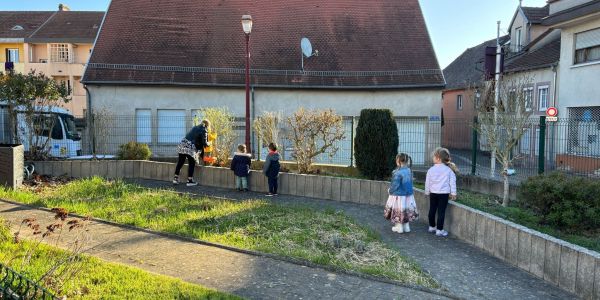 CHASSE AUX OEUFS POUR LES ÉLÈVES DE PETITE SECTION DE LA CLASSE DE MME KRATZ DU GROUPE SCOLAIRE SCHUMAN