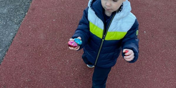 CHASSE AUX OEUFS POUR LES ÉLÈVES DE PETITE SECTION DE LA CLASSE DE MME KRATZ DU GROUPE SCOLAIRE SCHUMAN