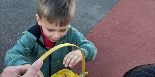 CHASSE AUX OEUFS POUR LES ÉLÈVES DE PETITE SECTION DE LA CLASSE DE MME KRATZ DU GROUPE SCOLAIRE SCHUMAN
