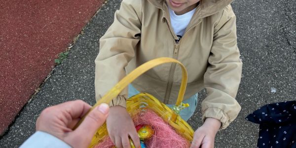 CHASSE AUX OEUFS POUR LES ÉLÈVES DE PETITE SECTION DE LA CLASSE DE MME KRATZ DU GROUPE SCOLAIRE SCHUMAN