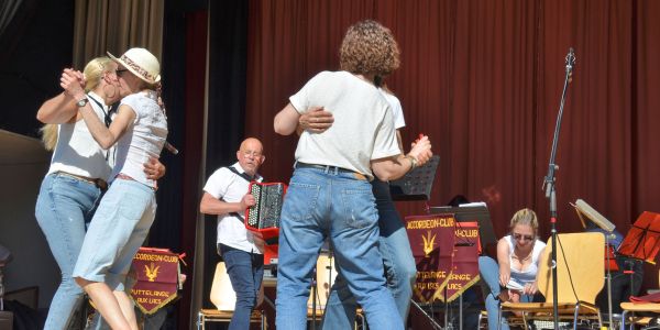 Retour en images sur "Vivons le Printemps" : une fête populaire haute en couleurs à Sarralbe
