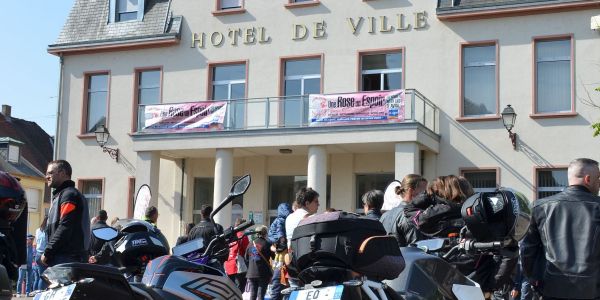 Un magnifique élan de solidarité sur le parvis de l’Hôtel de Ville de Sarralbe