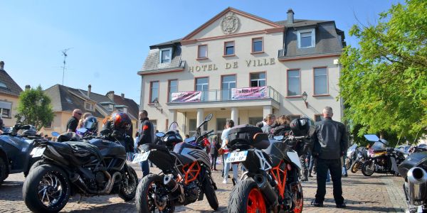 Un magnifique élan de solidarité sur le parvis de l’Hôtel de Ville de Sarralbe