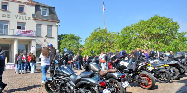 Un magnifique élan de solidarité sur le parvis de l’Hôtel de Ville de Sarralbe
