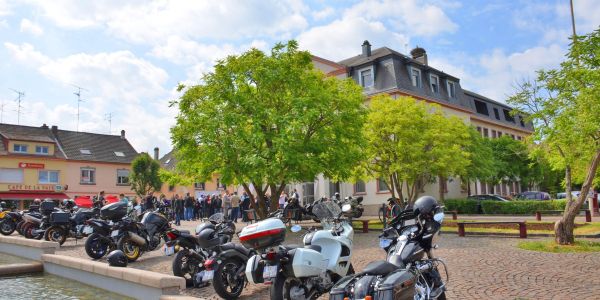 Un magnifique élan de solidarité sur le parvis de l’Hôtel de Ville de Sarralbe