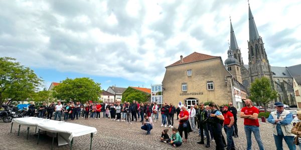 Un magnifique élan de solidarité sur le parvis de l’Hôtel de Ville de Sarralbe