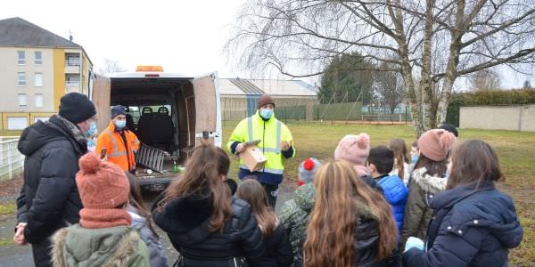 Les enfants viennent en aide aux mésanges