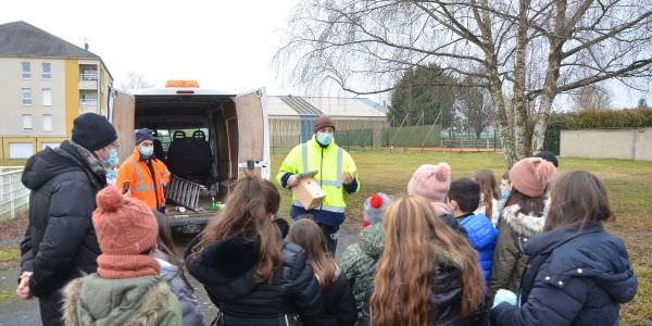 Les enfants viennent en aide aux mésanges