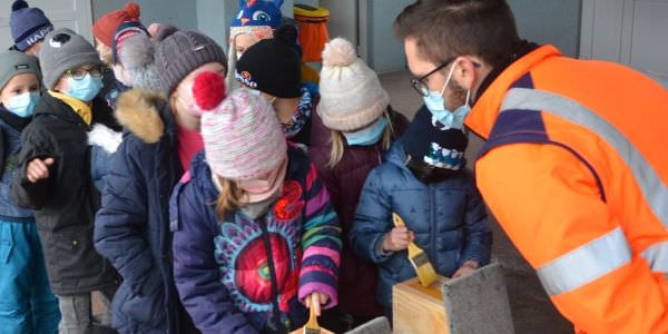 Les enfants viennent en aide aux mésanges