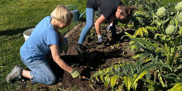 Quand les générations se retrouvent au jardin partagé…