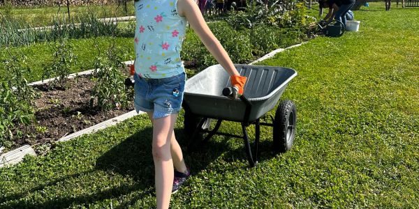 Quand les générations se retrouvent au jardin partagé…