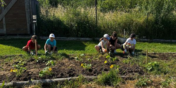 Quand les générations se retrouvent au jardin partagé…