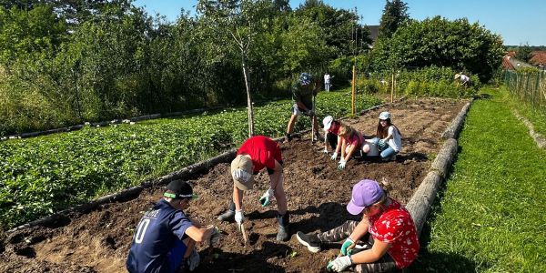 Quand les générations se retrouvent au jardin partagé…