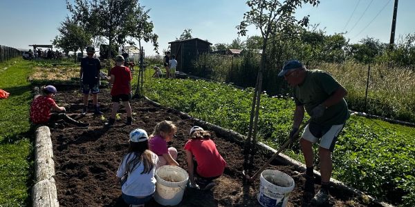 Quand les générations se retrouvent au jardin partagé…