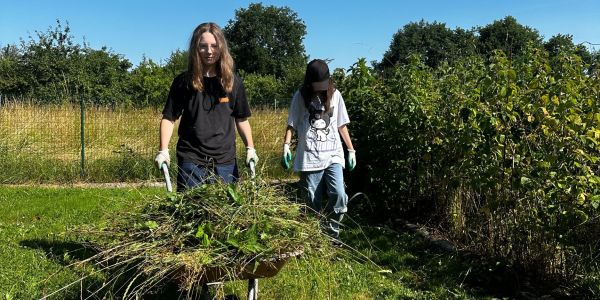 Quand les générations se retrouvent au jardin partagé…