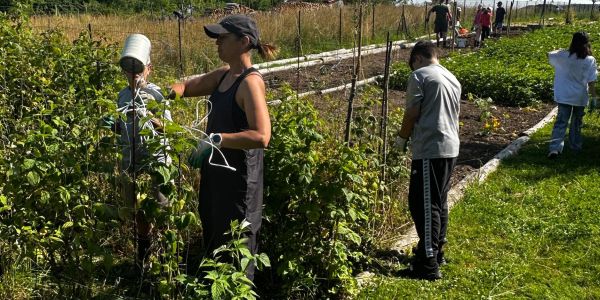Quand les générations se retrouvent au jardin partagé…