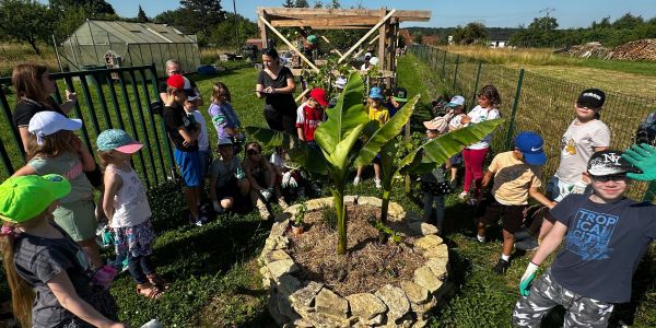 Quand les générations se retrouvent au jardin partagé…