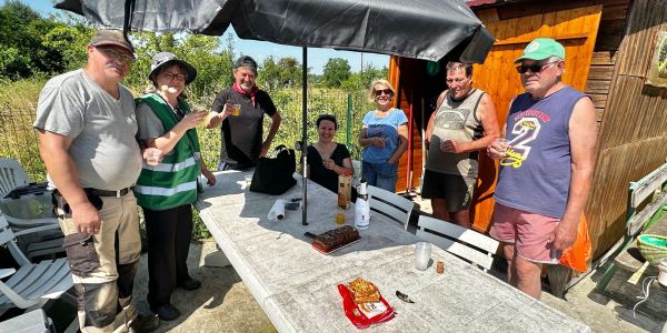 Quand les générations se retrouvent au jardin partagé…