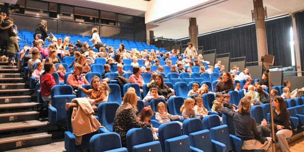 Les enfants des maternelles au spectacle…