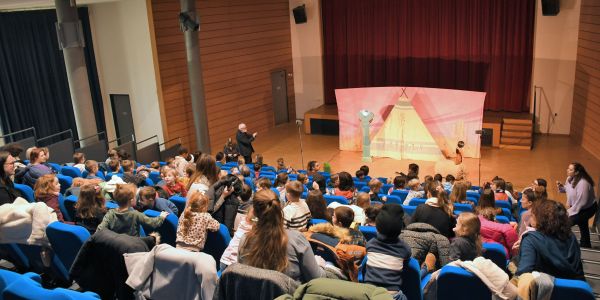 Les enfants des maternelles au spectacle…