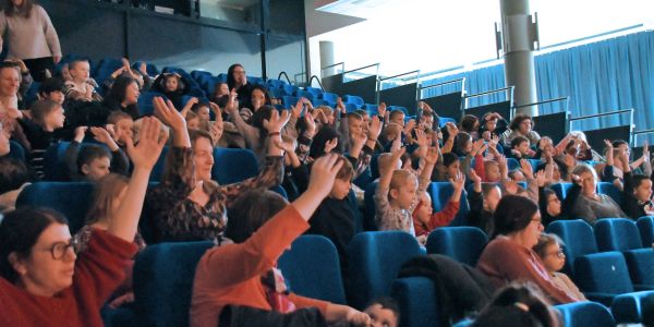 Les enfants des maternelles au spectacle…