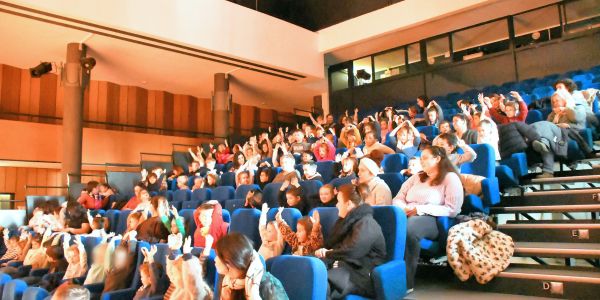 Les enfants des maternelles au spectacle…