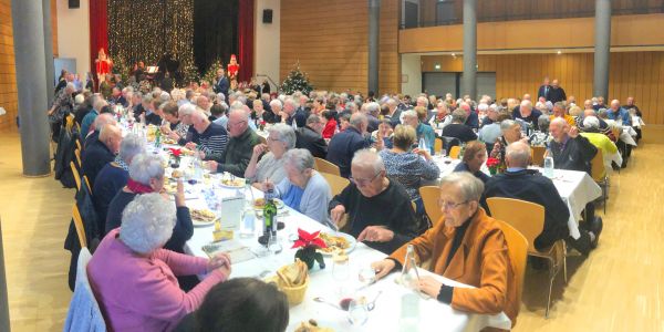 RETROUVAILLES DES SENIORS RETROUVAILLES DES SENIORS