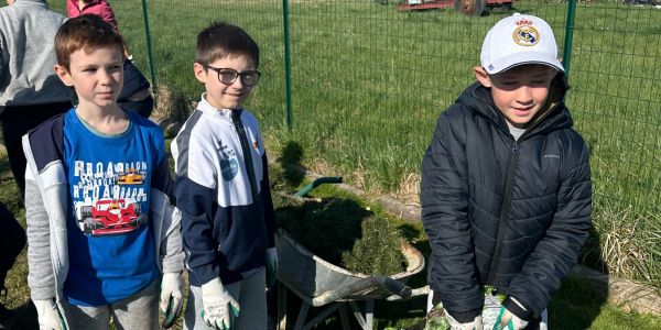 Les écoliers de Rech cultivent l’avenir au jardin partagé Les écoliers de Rech cultivent l’avenir au jardin partagé