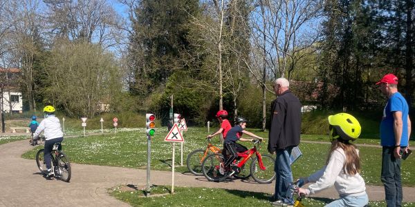 Les élèves de Rech relèvent le défi du challenge inter-écoles de la piste routière Les élèves de Rech relèvent le défi du challenge inter-écoles de la piste routière