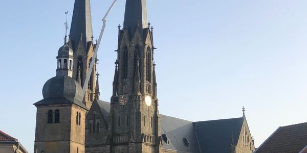 Une grue imposante au chevet de l’église St Martin