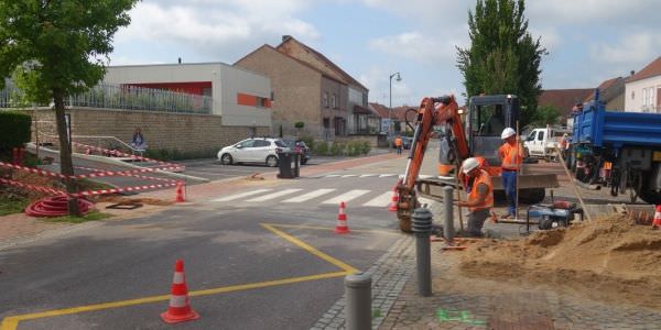 Feux tricolores devant l’école maternelle à Rech