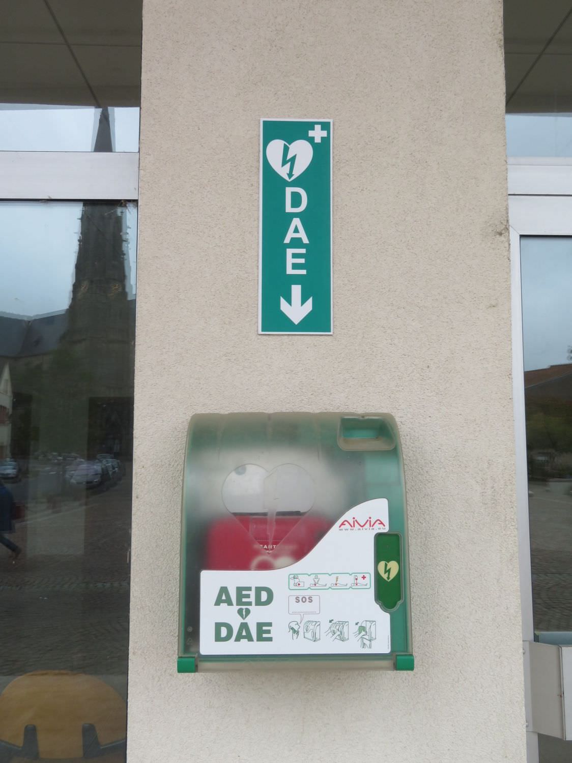 Installation de défibrillateurs automatiques dans les lieux publics