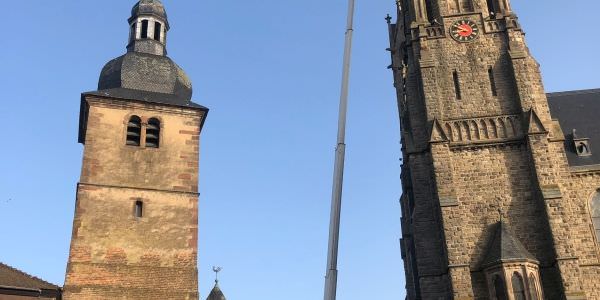 Une grue imposante au chevet de l’église St Martin