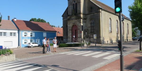 Feux tricolores devant l’école maternelle à Rech