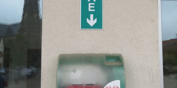 Installation de défibrillateurs automatiques dans les lieux publics